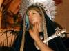 28-i-fedeli-toccano-il-volto-della-madonna