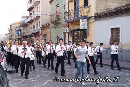 6-la-banda-musicale-apre-la-processione-su-via-umberto