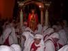 24-1-i-portatori-tengono-il-ferecolo-con-le-corde