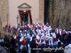 49-i-confrati-cominciano-a-uscire-sul-sagrato-della-chiesa
