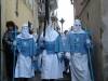 108-la-processione-tra-strette-vie