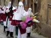 30-un-confrate-porta-un-mazzo-di-fiori-prima-della-croce