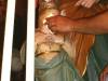 57-uno-dei-fedeli-passa-un-fazzoletto-sul-volto-della-madonna