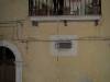 signora-cala-dal-balcone-soldi-e-riceve-in-cambio-immaginetta