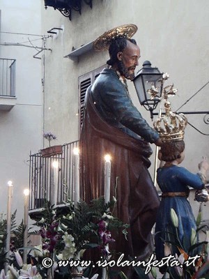 13_san_giuseppe_sosta_davanti_il_sacrato_prima_di_entrare_nella_parorocchiale_per_la_messa_solenne