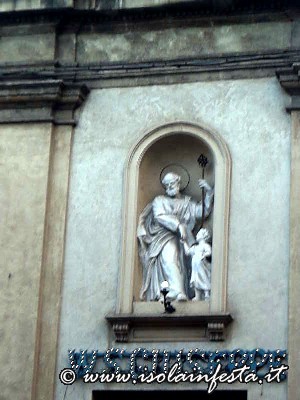 8_nicchia_sul_prospetto_della_chiesa_dove_si_trova_una_scultura_in_stucco_del_santo_del_periodo__barocco