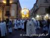 18-la-processione-preceduta-dal-sacerdote-e-dai-carmelitani-scalzi
