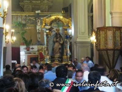 9-con-il-canto-dellave-maris-stella-ha-inizio-la-processione
