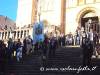 10-lo-stendardo-del-comitato-dei-festeggiamenti-apre-la-processione