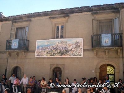 98-gli-addobbi-nelle-case-adiacenti-la-chiesa