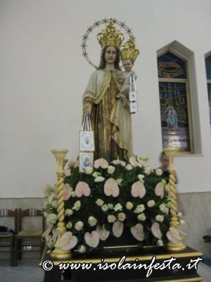 1-il-bellissimo-simulacro-ligneo-della-madonna-del-carmine-messo-sopra-la-vara-riccamente-addobbata
