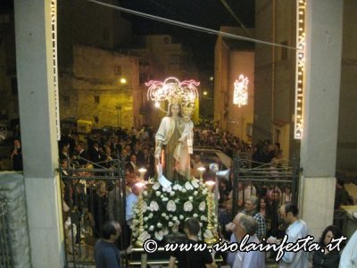 11-la-madonna-si-appresta-ad-entrare-nella-sua-chiesa