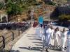 41-la-processione-in-salita-verso-il-centro-cabitato
