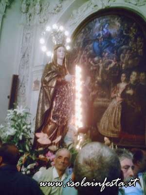 01-la-statua-della-madonna-della-scala-davanti-allaltare-del-rosario-nella-chiesa-madre-di-molino-03-08-08