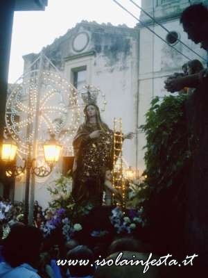 08-la-statua-della-madonna-della-sclala-in-processione-per-le-vie-di-molino-con-sullo-sfondo-la-chiesa-madre-03-08-08