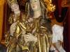 161-il-simulacro-della-vergine-tra-i-fedeli-che-lo-baciano-e-passano-su-di-esso-fazzoletti-in