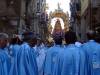 77-i-confrati-guardano-la-loro-patrona-in-processione
