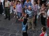 14-lo-stendardo-con-molte-abilita-viene-portato-tra-le-vie-della-citta-anche-qui-il-posto-e-tramandato-da-generazioni