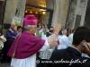 92-il-vescovo-benedice-i-fedeli-presenti-alla-processione
