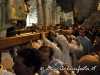 27-i-confrati-alzano-il-fercolo-per-entrare-nella-cappella