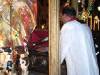 22-il-parroco-preleva-la-reliquia-dal-fercolo-per-il-rientro-in-chiesa
