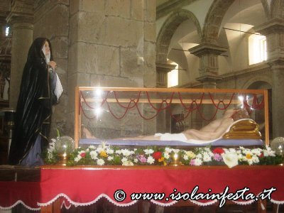 sabato_santo_la_madonna_veglia_il_cristo_morto_le_statue_esposte_in_chiesa_madre_per_la_venerazione_dei_fedeli-3jpg