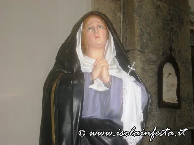 sabato_santo_la_madonna_veglia_il_cristo_morto_le_statue_esposte_in_chiesa_madre_per_la_venerazione_dei_fedeli-4jpg