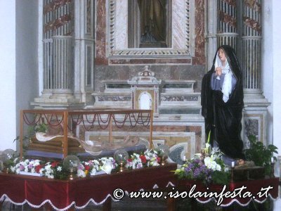 sabato_santo_la_madonna_veglia_il_cristo_morto_le_statue_esposte_in_chiesa_madre_per_la_venerazione_dei_fedeli