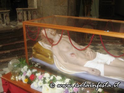 sabato_santo_la_madonna_veglia_il_cristo_morto_le_statue_esposte_in_chiesa_madre_per_la_venerazione_dei_fedeli1