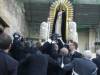 17-laddolorata-inizia-a-scendere-la-gradinata-della-chiesa