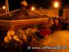 69-alla-fine-della-processione-i-fedeli-baciano-lurna-del-cristo-morto
