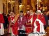 101-don-enzo-murgano-con-la-spina-santa-sotto-il-baldacchino-portato-dai-confrati-dell-apassione