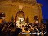 190-il-fercolo-sosservato-e-contemplado-dai-fedeli-in-preghiera-si-accinge-ad-essere-issato-a-spalla